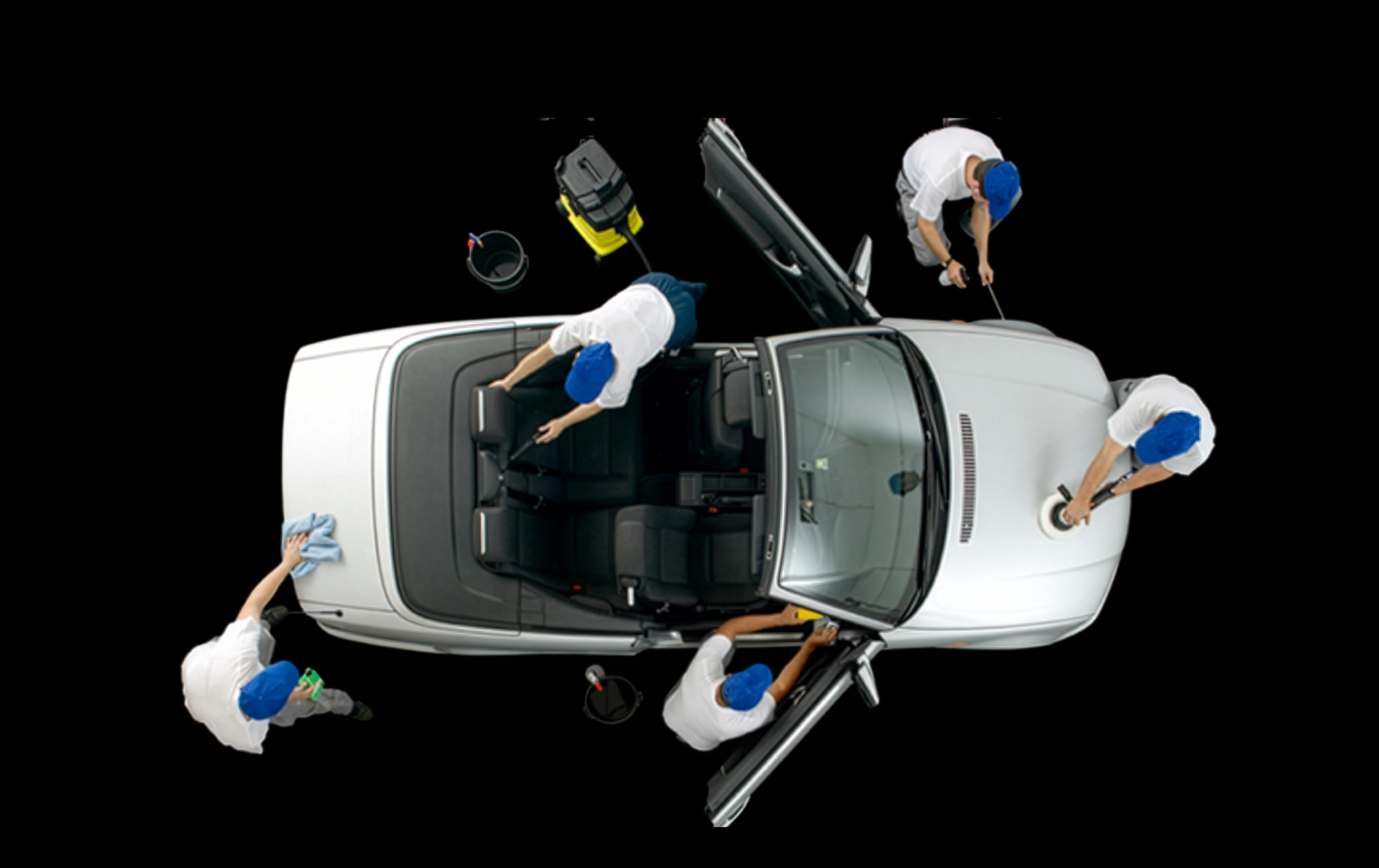 Mobiclean Team bei professioneller Autoaufbereitung – Vogelperspektive